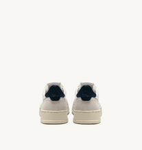 Load image into Gallery viewer, Sneakers Medalist White And Black