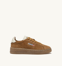 Load image into Gallery viewer, Dallas Low Sneakers In Marshmallow And Cigar Suede