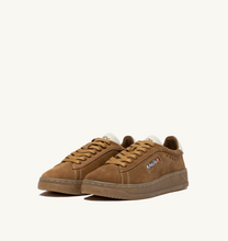 Load image into Gallery viewer, Dallas Low Sneakers In Marshmallow And Cigar Suede