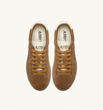 Load image into Gallery viewer, Dallas Low Sneakers In Marshmallow And Cigar Suede