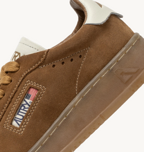 Load image into Gallery viewer, Dallas Low Sneakers In Marshmallow And Cigar Suede