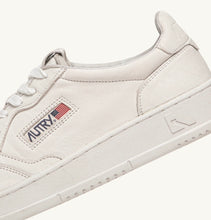 Load image into Gallery viewer, Sneakers Medalist in White Leather