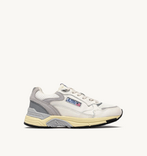 Load image into Gallery viewer, Hyperway Sneakers In White
