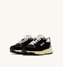 Load image into Gallery viewer, Hyperway Sneakers In Black