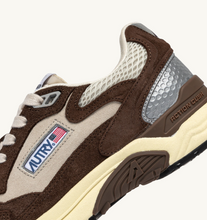 Load image into Gallery viewer, Hyperway Sneakers In Sand And Brick Red Mesh And Suede