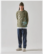 Load image into Gallery viewer, Flying Peace Cranes Neck Sweatshirt Olive
