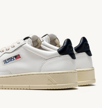 Load image into Gallery viewer, Sneakers Medalist White And Blue
