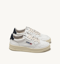 Load image into Gallery viewer, Sneakers Medalist White And Blue
