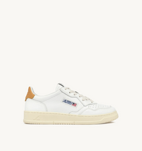 Load image into Gallery viewer, Sneakers Medalist White And Honey
