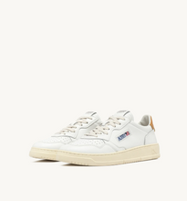 Load image into Gallery viewer, Sneakers Medalist White And Honey
