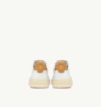 Load image into Gallery viewer, Sneakers Medalist White And Honey
