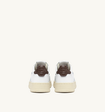 Load image into Gallery viewer, Sneakers Medalist White And Brown
