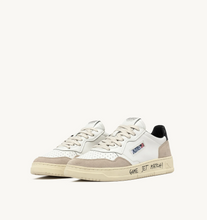 Load image into Gallery viewer, Sneakers Medalist White And Black With Lettering
