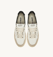 Load image into Gallery viewer, Sneakers Medalist White And Black With Lettering
