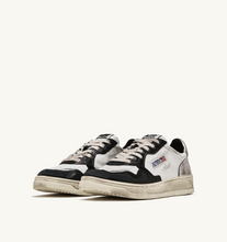 Load image into Gallery viewer, Sneakers Medalist Super Vintage in White Black And Silver Leather
