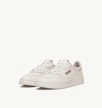 Load image into Gallery viewer, Sneakers Medalist in Super Soft White Nappa
