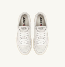 Load image into Gallery viewer, Sneakers Medalist in Super Soft White Nappa
