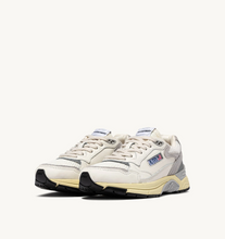 Load image into Gallery viewer, Hyperway Sneakers In White
