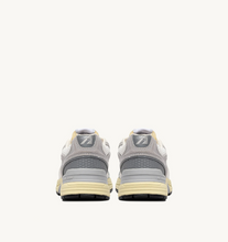 Load image into Gallery viewer, Hyperway Sneakers In White
