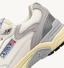 Load image into Gallery viewer, Hyperway Sneakers In White
