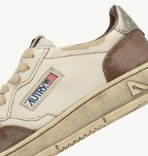 Load image into Gallery viewer, Sneakers Medalist Super Vintage In White And Silver Leather And Burned Suede

