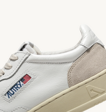 Load image into Gallery viewer, Sneakers Medalist In White Leather And Beige Suede
