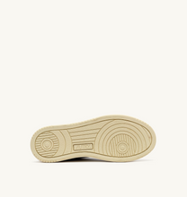 Load image into Gallery viewer, Sneakers Medalist  Low In White And Black
