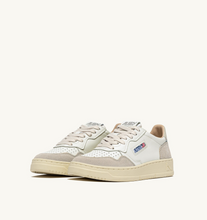 Load image into Gallery viewer, Sneakers Medalist Low Sneakers In White And Pelican Suede And Leather
