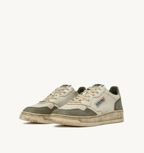 Load image into Gallery viewer, Sneakers Medalist Super Vintage In White And Silver Leather And Lizard Suede
