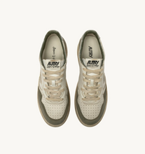 Load image into Gallery viewer, Sneakers Medalist Super Vintage In White And Silver Leather And Lizard Suede
