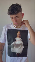 Load and play video in Gallery viewer, Camiseta Alejandría Tommy Friskin
